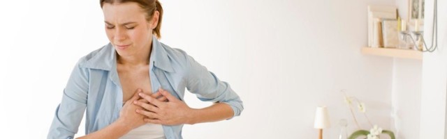 OTKRIVEN SKRIVENI SIMPTOM KORONE! Ako osetite bol u grudima odmah se javite lekaru, češći je kod ŽENA!