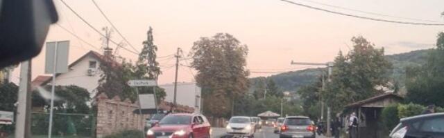 MOTOCIKLISTA I DEVOJKA POVREĐENI! Saobraćajna nesreća kod skretanja za Beli Potok na Avali