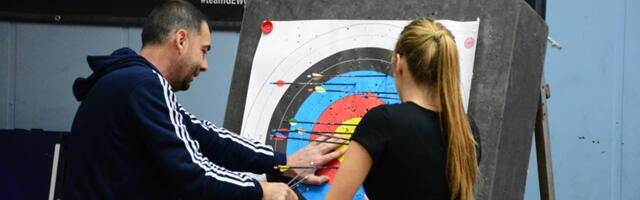 Бесплатни часови стреличарства за волонтере Канцеларије за младе