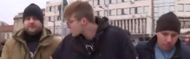 Bura u NS: Policija u CIVILU privela mladića (VIDEO)