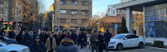 Advokati ispred RTS-a, Sima Spasić usamljen čeka s megafonom (FOTO)