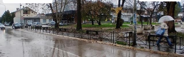 Čitaoci javljaju : Voda curi iz male fontane u naselju Dubočica danima,