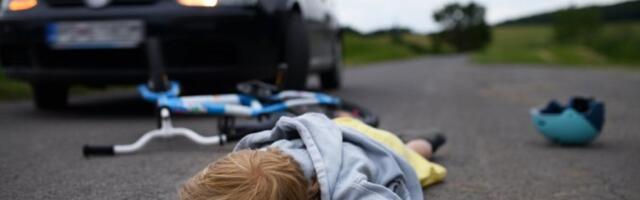 AUTOMOBIL NALETEO NA DETE U RAKOVICI! Istrčalo na ulicu!