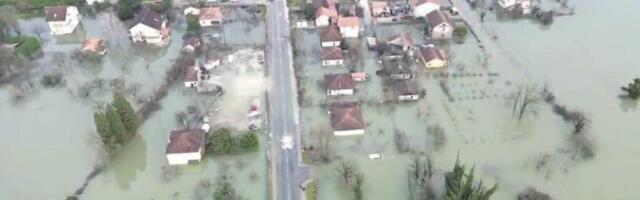 DRAMATIČNE SLIKE IZ CRNE GORE Najkritičnije u Danilovgradu - reka Zeta poplavila kuće i puteve, stotine meštana Božić dočekalo i provelo u mraku (FOTO)