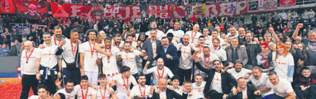 Трофеј у рукама „црвено-белих”