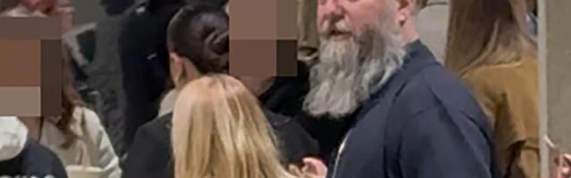 Otac Predrag Popović u mantiji došao na koncert: Čim su ga spazili, odmah su počeli da se slikaju sa njim!