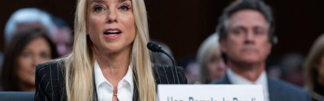 Pad Pem Bondi! Smejala se sa Trampom ispred Bele kuće, ušla u limuzinu i u vožnji saznala da je dobila otkaz!