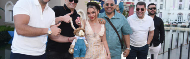 NE ZOVU JE ZA DŽABE "ŽENSKI FILIP ĐUKIĆ": Nesuđena snajka Zlate Petrović za praznike okupila BIVŠE, svi se pitaju gde je Miki Dudić!