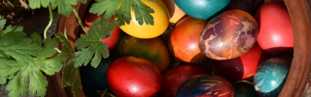 VASKRŠNJA JAJA NIKAKO NE BACAJTE, ČAK I KAD SE POKVARE! Sveštenik objasnio šta bi sa viškom trebalo uraditi!