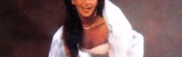 ZBOG CRNOKOSE LEPOTICE DRHTALI SU MNOGI, A NJENO SRCE VEĆ 3 DECENIJE PRIPADA SAMO JEDNOM MUŠKARCU: Nikada nećete pogoditi ko je pevačica sa slike (FOTO)