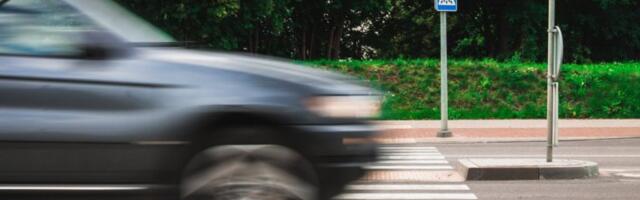 AUTOMOBIL POKOSIO MAJKU I BEBU U KOLICIMA NA PEŠAČKOM PRELAZU! Žena i dete odleteli nekoliko metara! (UZNEMIRUJUĆI SNIMAK)