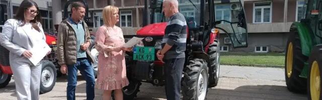 Grad sa 16,4 MILIONA pomogao 24 kragujevačka poljoprivrednika da kupe NOVE TRAKTORE (FOTO)