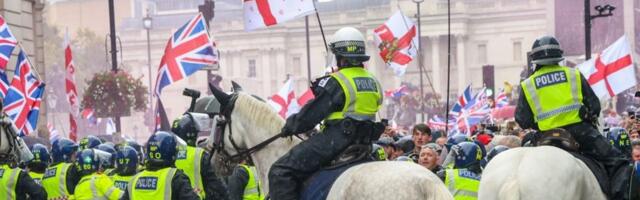 London: Desetina hiljada ljudi protestuju u dve povorke, a policija između