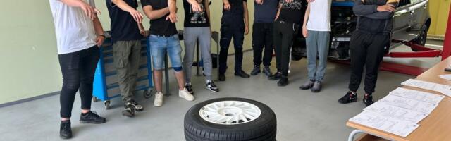 Oglasio se profesor koji je dobio gume od đaka: Ono što im je poručio nasmejalo je celu Srbiju