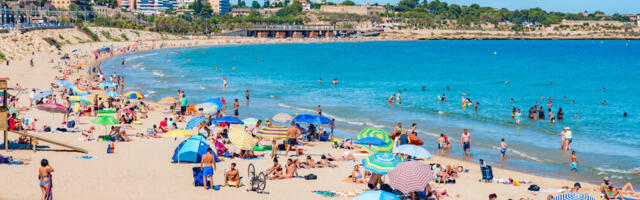 BIZARNA SMRT NA POPULARNOJ PLAŽI U ŠPANIJI! Muškarca pregazilo vozilo za čišćenje peska - SPAVAO PREKRIVEN ĆEBETOM, vozač ga nije primetio!
