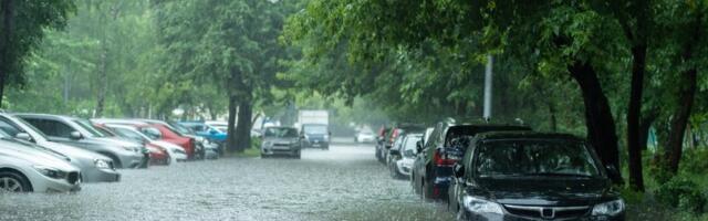 Šta da uradite ako se s kolima zateknete u poplavljenoj ulici