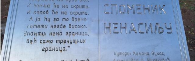 Spomenik nenasilju u Nišu dobio ploču s imenima autorki koje su ga se odrekle