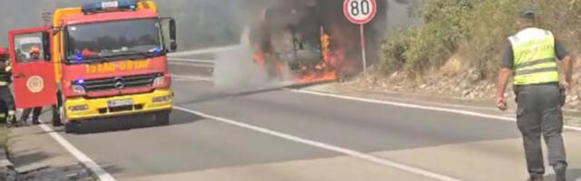 IZGOREO KOMBI NA PUTU NIKŠIĆ-DANILOVGRAD: Požar se proširio na nisko rastinje
