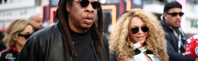 Kožna jakna jedva izdržala bujne grudi pop dive: Bijonse "zapalila" stazu više nego Formula 1 (VIDEO)