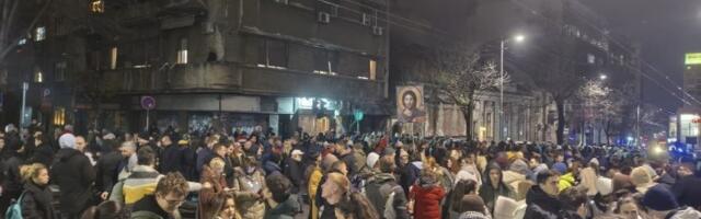 Studenti i građani ispred RTS-a, nezadovoljni izveštavanjem o lokalnim izborima (FOTO, VIDEO)