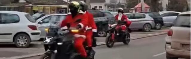 Deda Mrazevi na motorima izmamili osmehe!  Prazničnu čaroliju dovezli u Pančevo