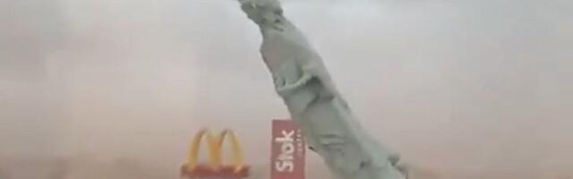 VIDEO: Jak vetar srušio repliku Kipa slobode visoku 24 metra