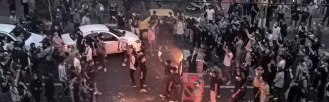 Desetine snimaka „priznanja“ na iranskim državnim medijima, osumnjičeni sa lisicama, zamagljenih lica