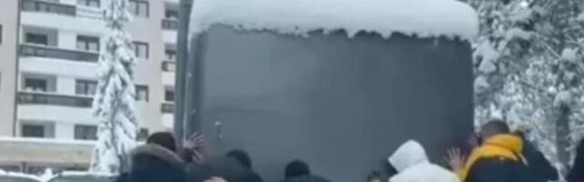 PUTNICI NA ZLATIBORU MORALI DA GURAJU ZAGLAVLJENI AUTOBUS! Totalni saobraćajni kolaps na srpskoj planini (VIDEO)