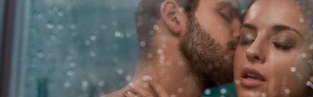 Zatresite tuš kabinu ovim pozama: Nećete znati šta vas je snašlo - Prštaće vatromet od strasti