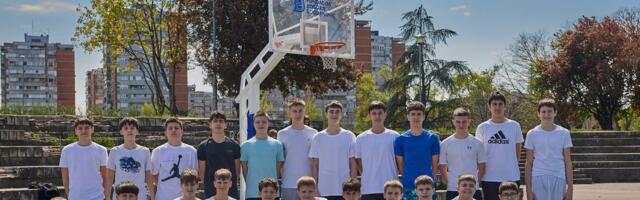 Fondacija ,,Bogdan Bogdanović“ obnovila teren za košarku na Novom Beogradu