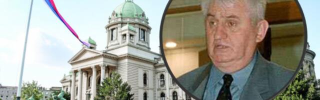 BIVŠI MINISTAR PUCAO SEBI U GLAVU ISPRED DOMA NARODNE SKUPŠTINE SRBIJE! Saborcu dao TRI PISMA, okrenuo se i ispalio hitac zbog HAGA!