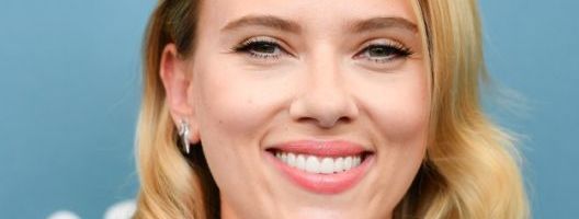 Napravite razliku ovom bojom: Letnja haljinica Scarlett Johansson bila je hit i prošlog leta!