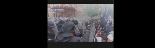 U Zvečanima krenulo nasilje - KFOR napao građane na protestu