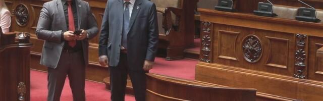 Skupštinsko obezbeđenje čuva red u sali