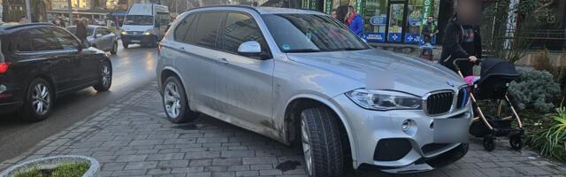 Bahato parkiranje nasred trotoara u Priboju, policija vozaču napisala prijavu