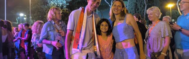 Dragutin, Biljana i mala Sofija slave uspeh: Ovako je porodica Topić ispratila uručenje medalje Angelini