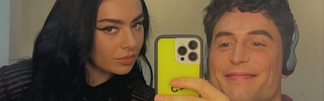 Charli XCX menja scenu – i to bukvalno