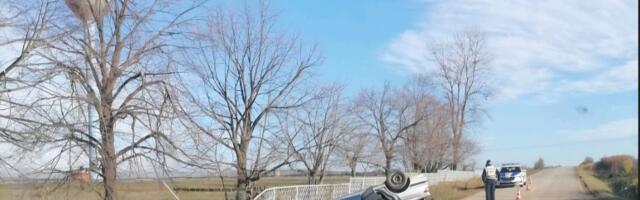 Saobraćajna nezgoda u Cerovcu, automobil prevrnut na krov