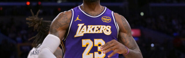 Monstruozno zakucavanje Lebrona: Ljudi, ovaj čovek ima 40 godina (VIDEO)