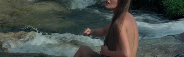 (FOTO) Glumica skroz gola: Pokazuje grudi bez blama i u osmoj deceniji