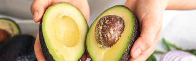 Zašto bi avokado trebalo da bude među prvim namirnicama u bebinoj ishrani? (VIDEO)