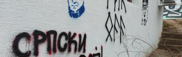 Na vratima stana odbornika ZLF u Bačkoj Topoli ispisano ‘Ratko Mladić heroj’