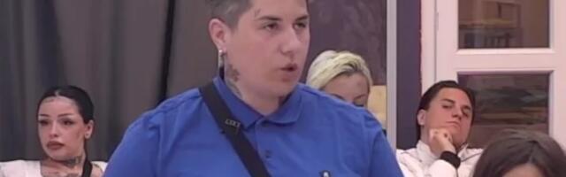 Matora se skinula u kupaći: Svi gledaju u njene bujne grudi (FOTO)