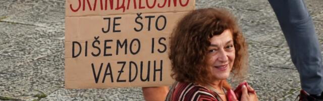 Pa zar da se međusobno delimo?! Ružna poruka tokom blokada: Profesorka u Gornjem Milanovcu nosila skandalozan transparent