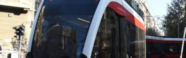 Tramvaj iskočio iz šina i udario u zgradu! Saobraćajna nezgoda u Dušanovoj ulici