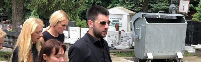 SIN U SUZAMA PALI SVEĆU: Danas je sahrana Novice Zdravkovića, OKUPLJANJE ISPRED KAPELE JE POČELO!