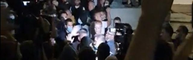 (VIDEO) OVAKO SU DEMONSTRANTI IŠAMARALI VUKA JEREMIĆA! Silazio niz stepenice, A ONDA JE DOBIO PO FACI!