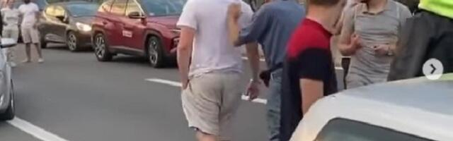 Kolima krenuo na narod na protestu, otac ga smirio (VIDEO)