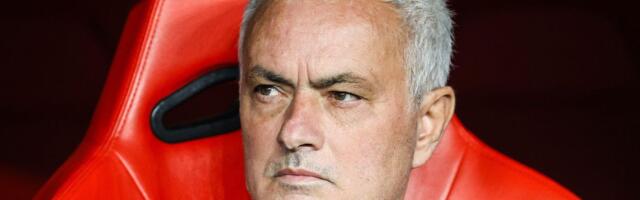 Ovaj čovek zna kako da završi na naslovnim stranama: Murinjo nasmejao sve odgovorom na pitanje šta nosi u torbi