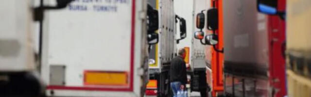 Теретњаци на Батровцима на излазу из Србије чекају 15 сати